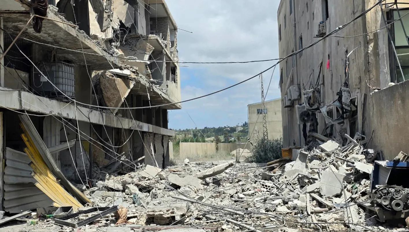 غارة عنيفة على مبنى سكني في معركة وأنباء عن إصابات