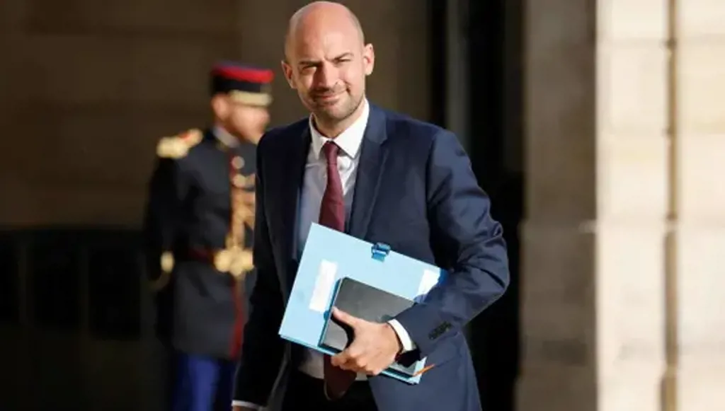 الخارجية الفرنسية تهدد بعقوبات ضدّ القطاعين المالي والنفطي في روسيا