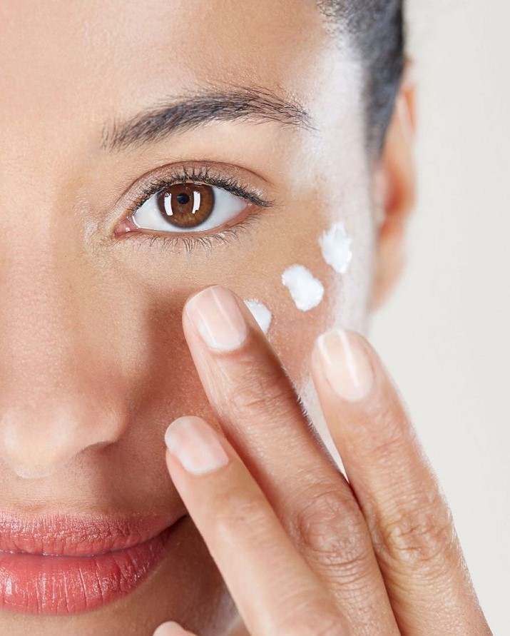 ترطيب محيط العينين (Pinterest)