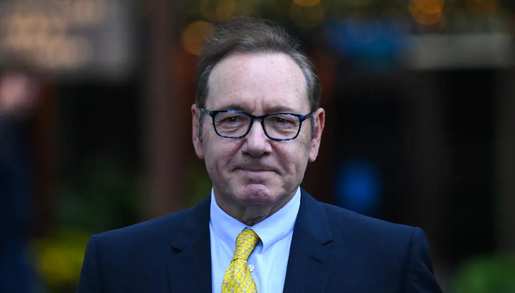 بعد عروض المعجبين لمنحه مكاناً للإقامة... كيفن سبيسي يرد على الرواية المضللة