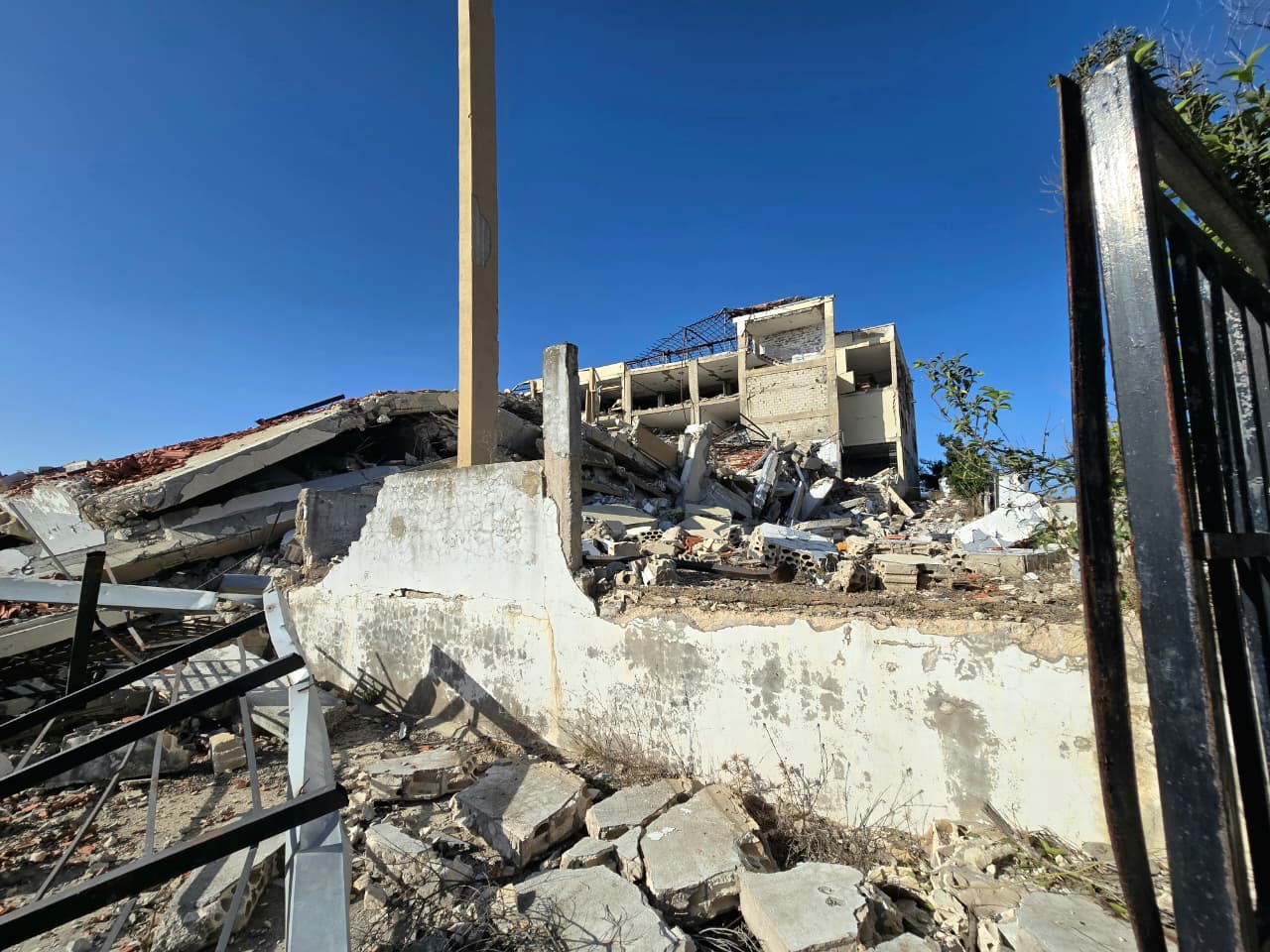 البوابة الرئيسية لثانوية ميس الجبل (أحمد منتش)