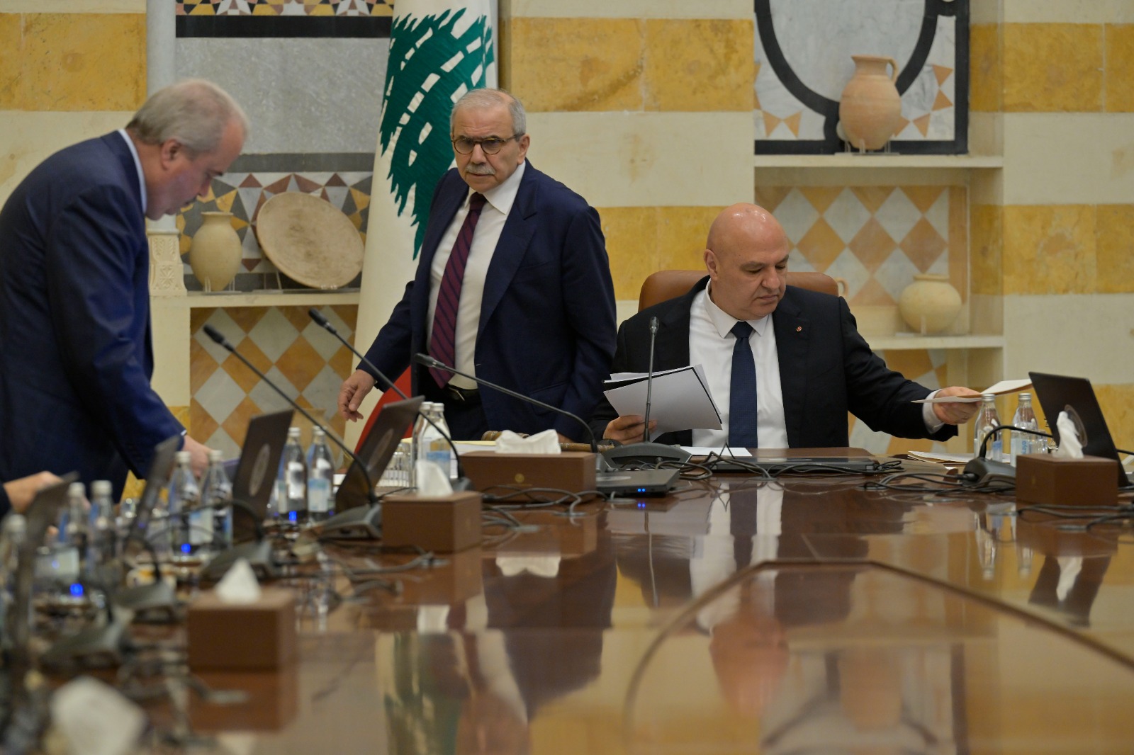 عون وسلام (نبيل اسماعيل).