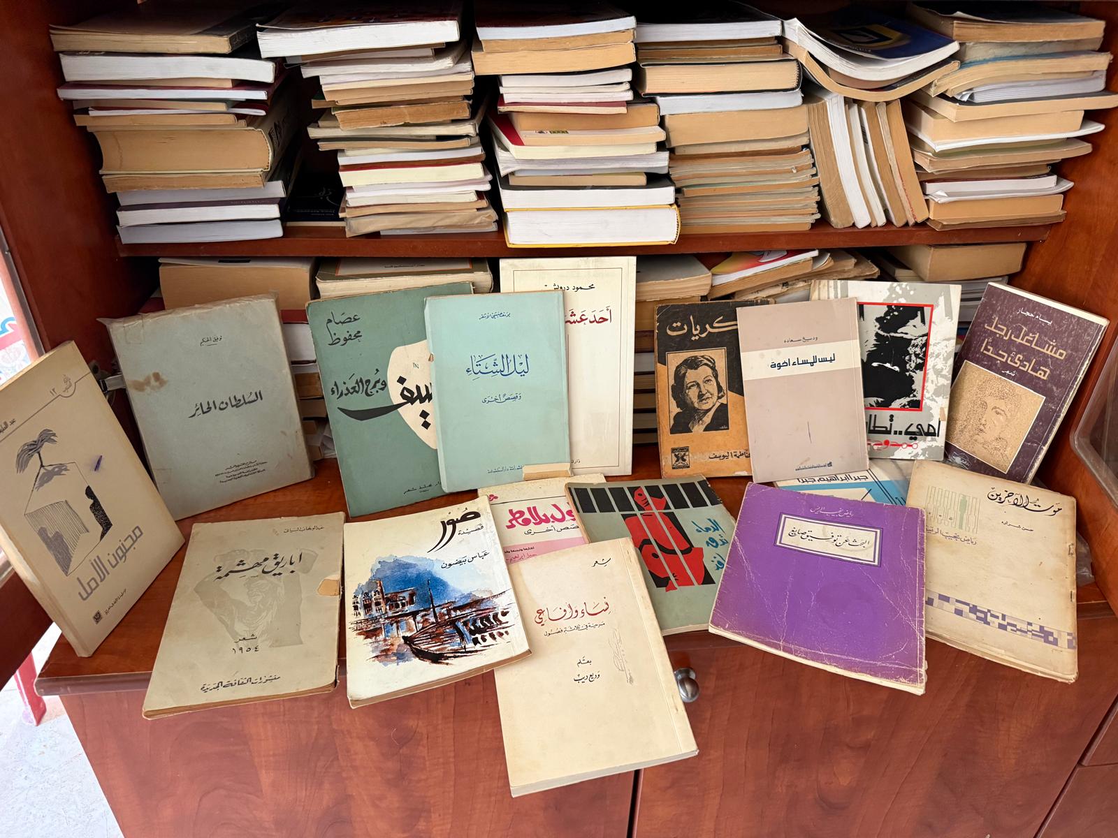 في مكتبة الشاعر ناظم السيد كتب نادرة، وبعضها طبعة أولى من دور نشر لم تعد موجودة 