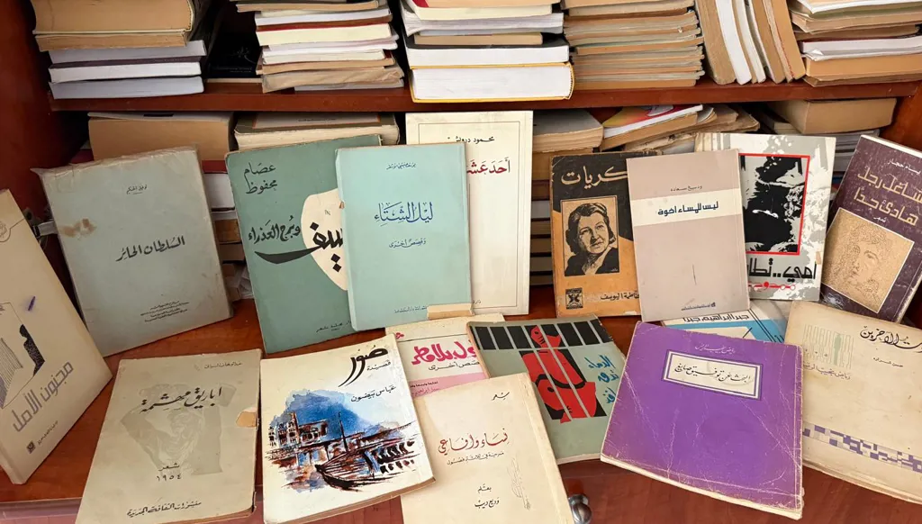 في مكتبة الشاعر ناظم السيد كتب نادرة، وبعضها طبعة أولى من دور نشر لم تعد موجودة 