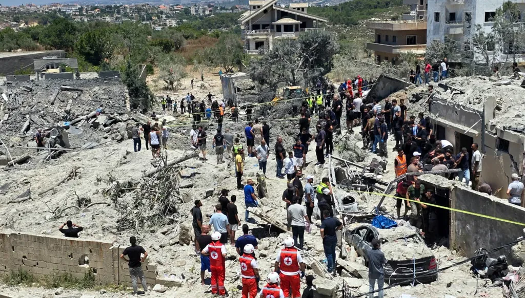 بالفيديو والصور- غارة إسرائيلية بثلاثة صواريخ توقع مجزرة في قناريت في قضاء صيدا... 7 ضحايا وجثامين تحت الأنقاض