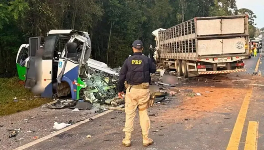 21 قتيلا على الأقل في تصادم بين حافلة وشاحنة في البرازيل