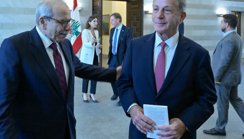 بالصور- هذه هدية نواف سلام إلى السفير الأميركي ميشال عيسى... وماذا عن الجمهورية الثالثة؟