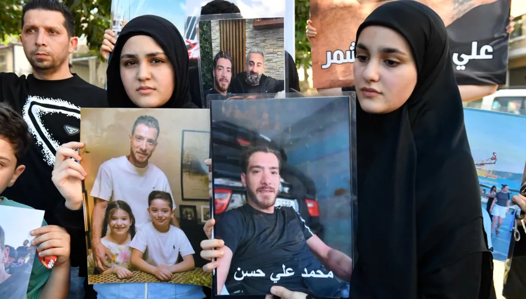 أهالي الشبان الأربعة المفقودين في جنوب لبنان يعتصمون أمام السرايا: لا معلومات عن مصير أبنائنا