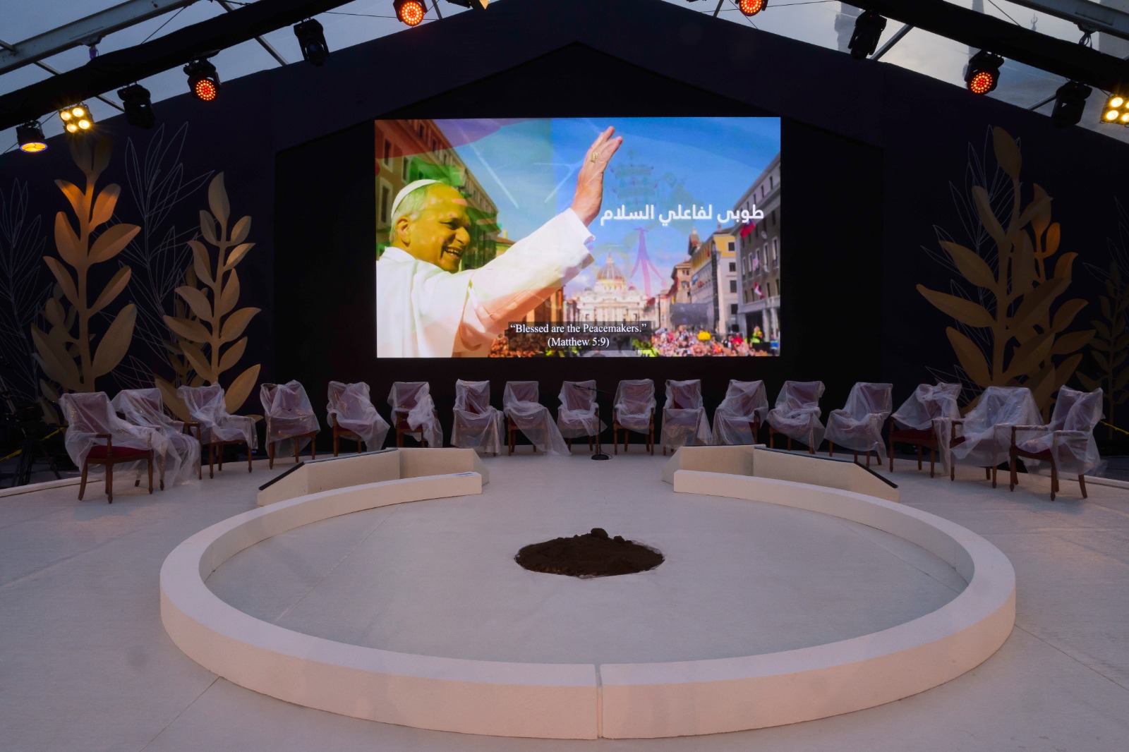 خيمة البابا في ساحة الشهداء (نبيل اسماعيل)