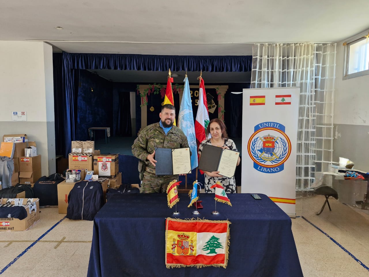 مديرة مدرسة إبل السقى مع الكومندان غارسيا.