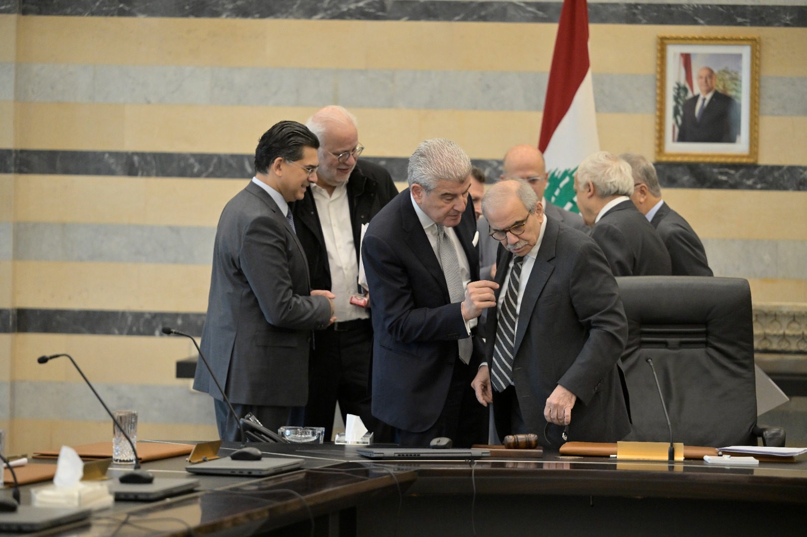 رئيس الحكومة نواف سلام مترأساً جلسة في السرايا. (نبيل اسماعيل)