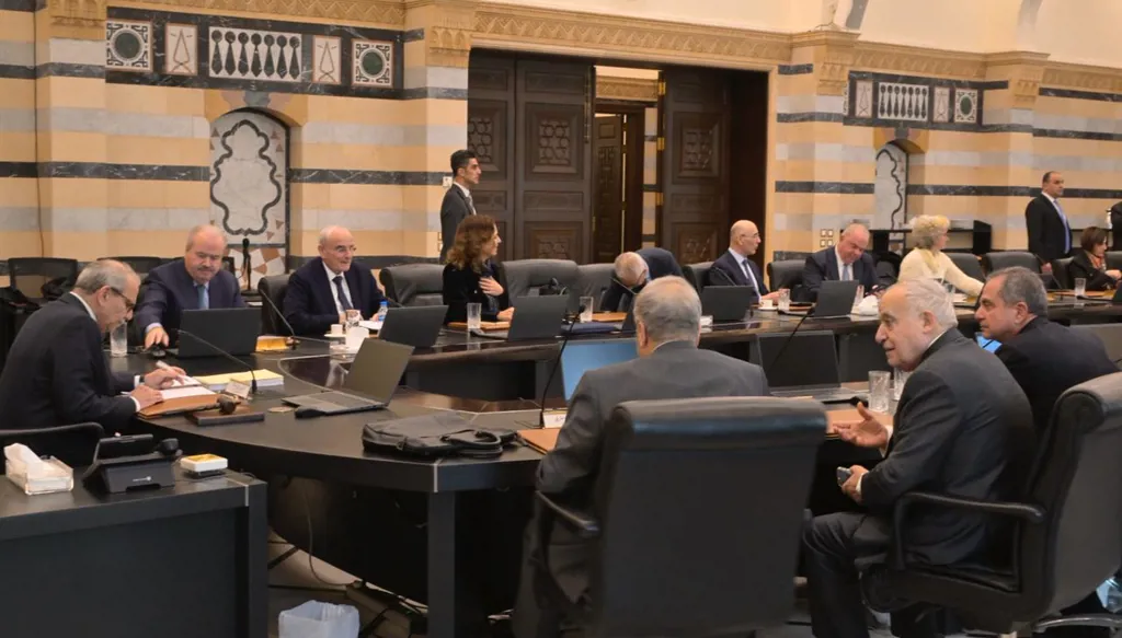 الحكومة اللبنانية توافق على تراخيص لمشغّلي الخلوي