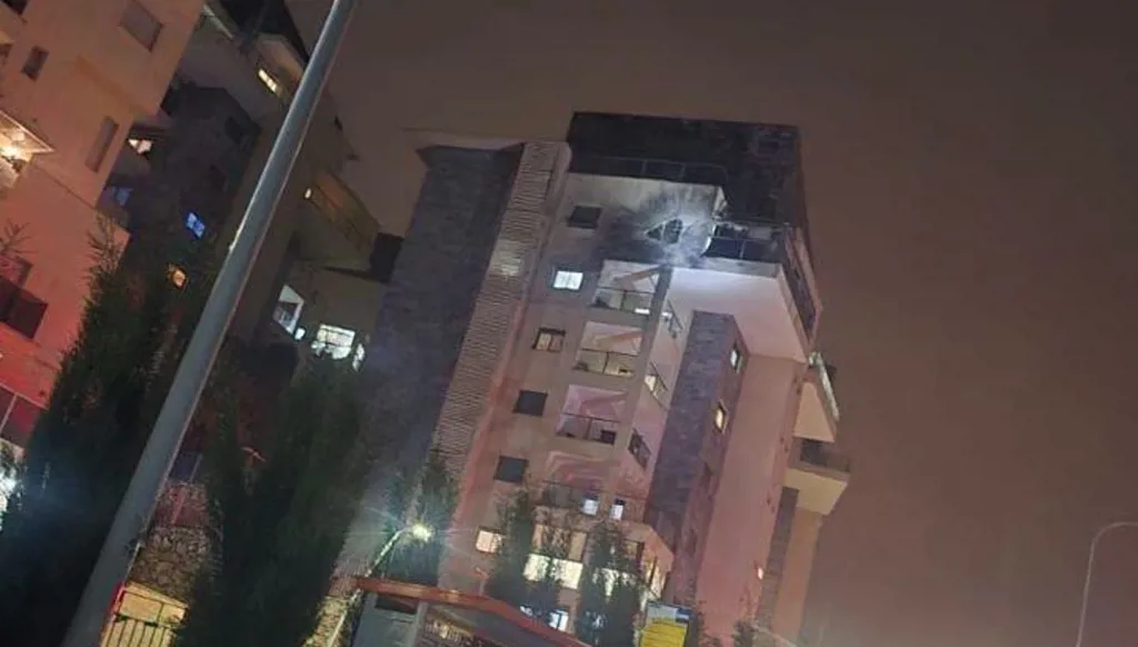 بالفيديو- صاروخ إيراني يضرب ديمونا: 23 إصابة ومبانٍ متضررة بينها كنيس