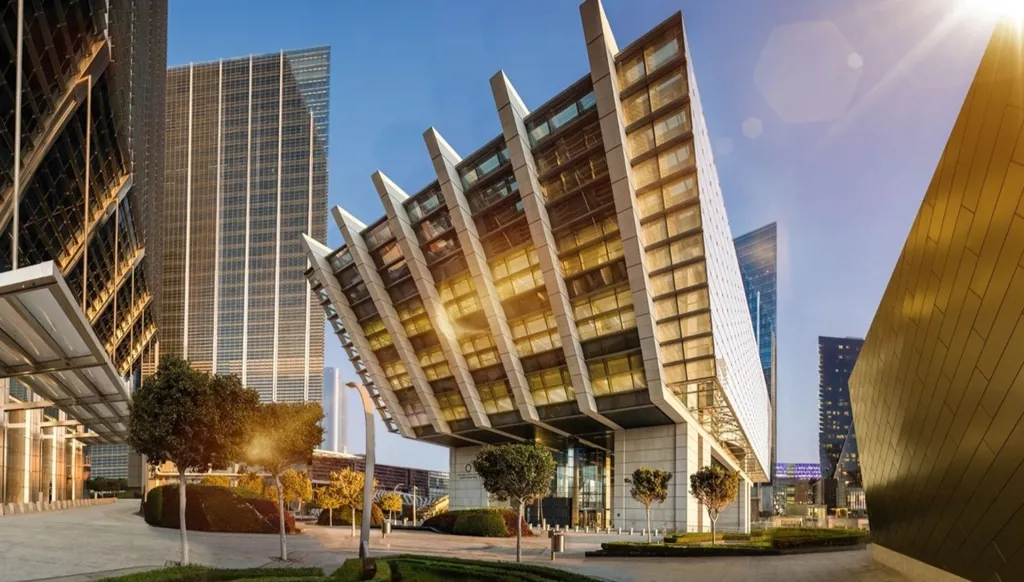 أبوظبي في قلب النظام المالي العالمي: عقدٌ من التسارع المالي