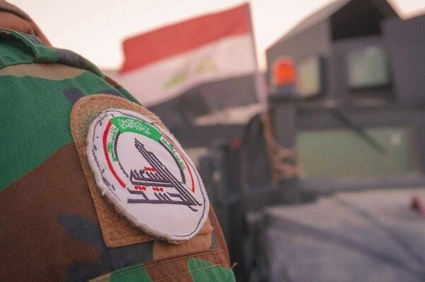 شعار الحشد الشعبي مطبوع على بدلة أحد مقاتليه. (وسائل تواصل)