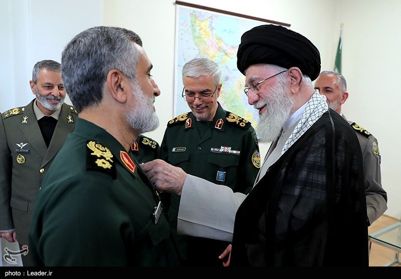 خامنئي يلتقي حاجي زاده قبيل اغتياله (وكالات)