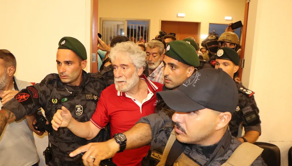 جورج عبد الله يصل إلى القبيات... وأبناء البلدة يستقبلونه في مقر الصّالون الثّقافي