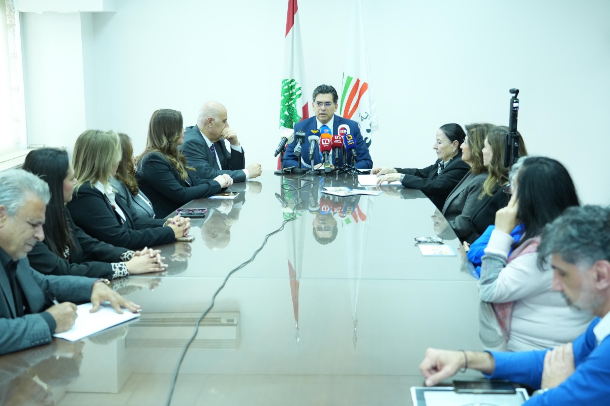 وزير الاعلام في مؤتمر صحافي مع لجنة معالجة الاطفال مكتومي القيد