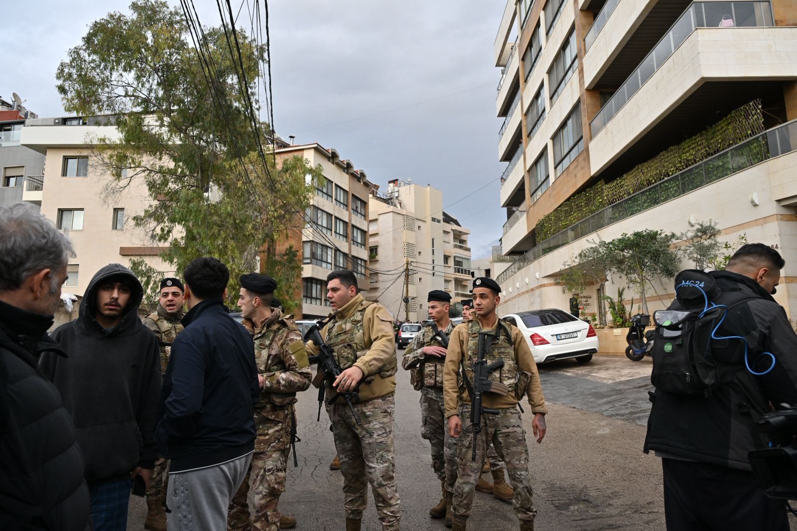 من أمام الشقة المستهدفة في الحازمية (تصوير: حسام شبارو).