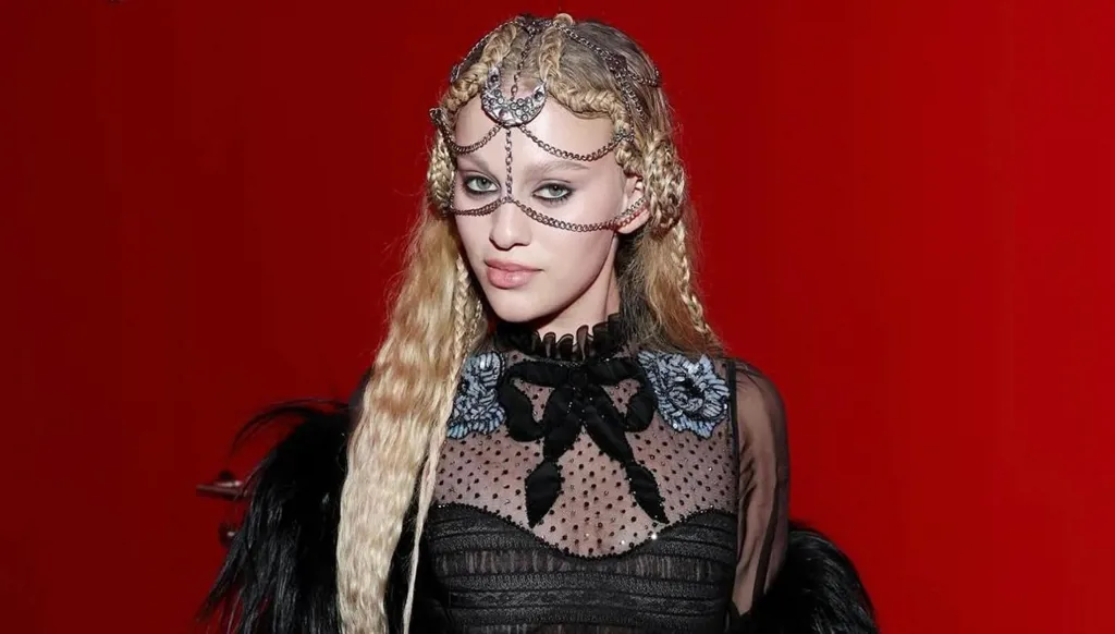 إليانا تجذب الانتباه في عرض "فالنتينو" بإطلالة توجّها أكسسوار عربي (صور وفيديو)