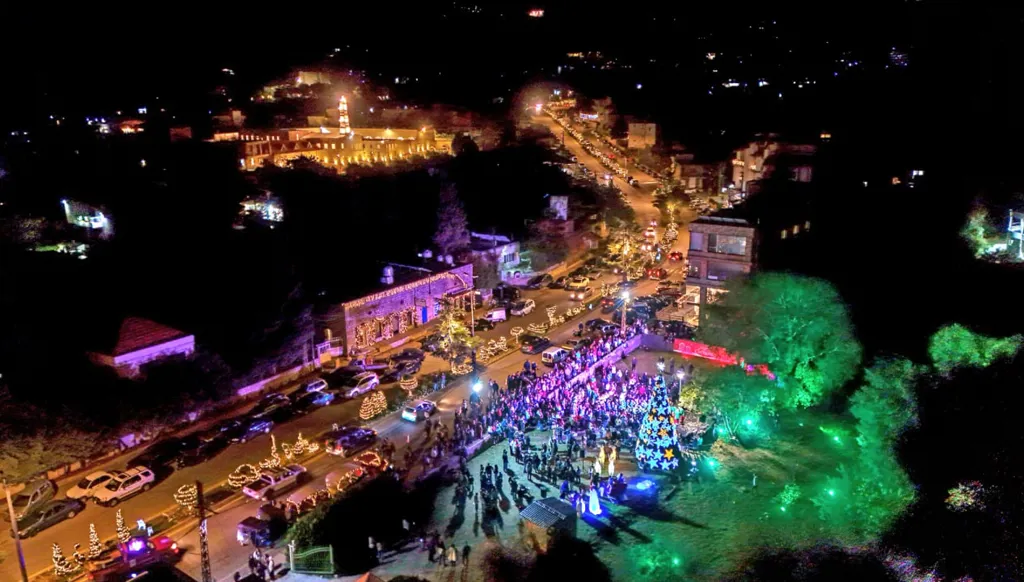 بالصور- فرحة العيد في عكار... زينة وإضاءة أشجار الميلاد