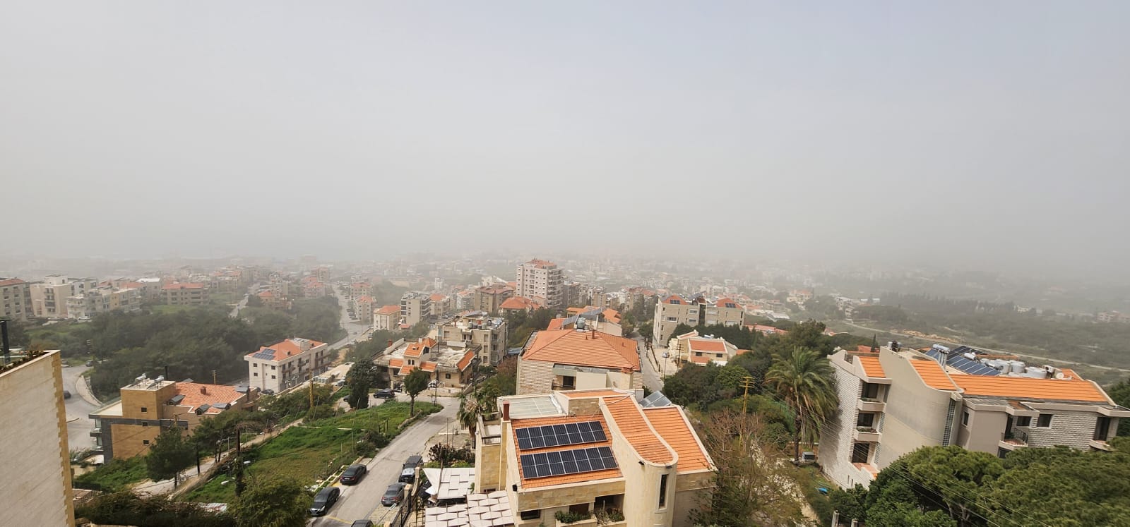 موجة الغبار مستمرة لليوم الثاني في المناطق الشمالية. (ميشال حلاق)