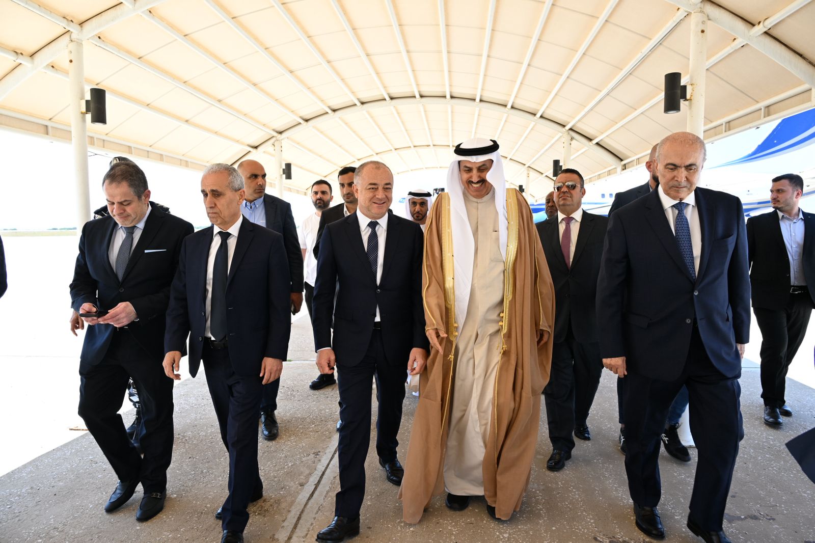 نائب رئيس مجلس النواب الياس بو صعب ونواب خلال استقبال رئيس المجلس الوطني الإماراتي صقر غباش في مطار بيروت.