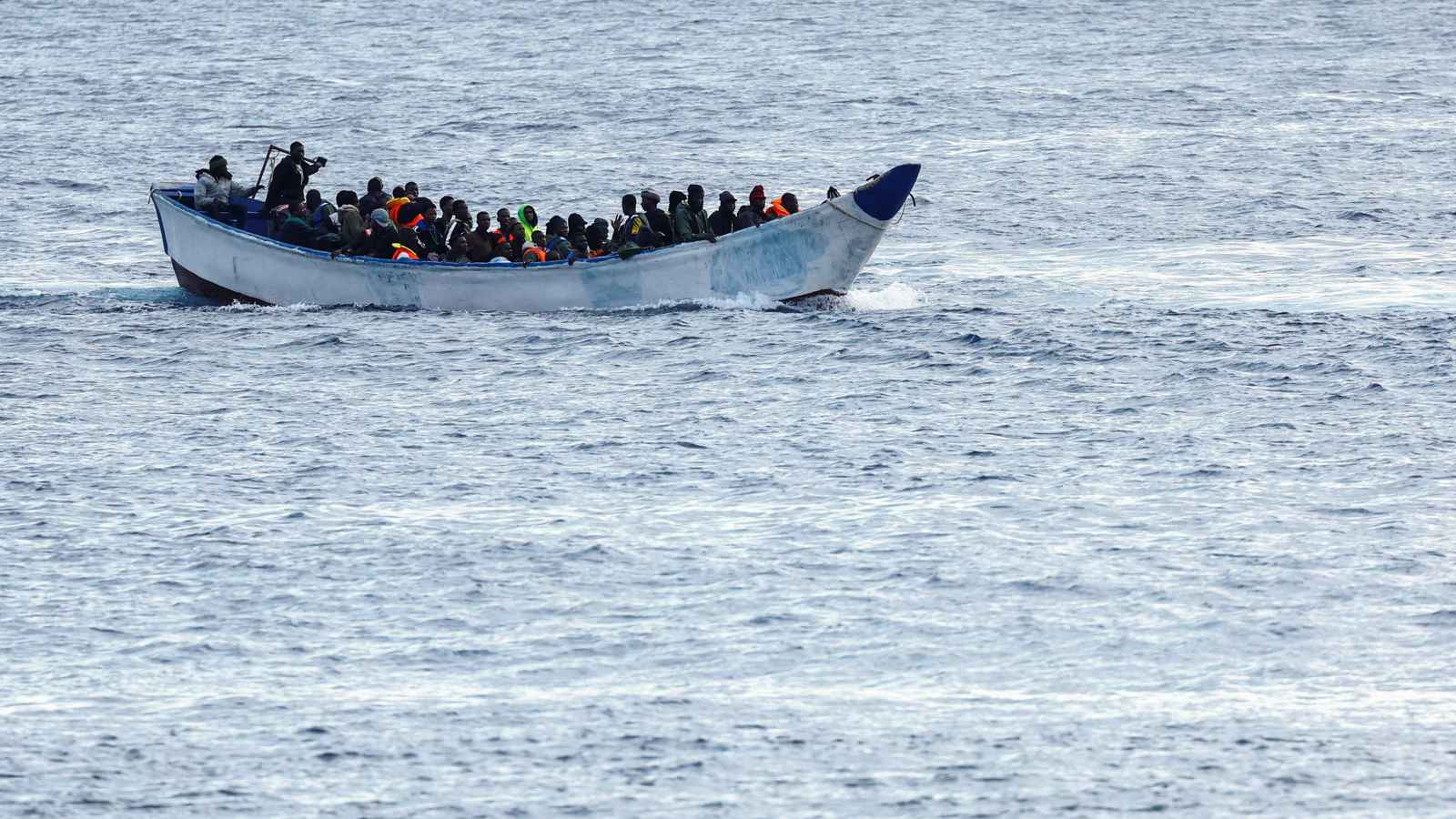 قارب يقل مهاجرين غير نظاميين (أرشيفية)