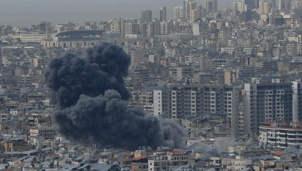 5 عند الخامسة: ضربة إسرائيلية ورد "حزب الله"... ما مصير معبر رفح؟