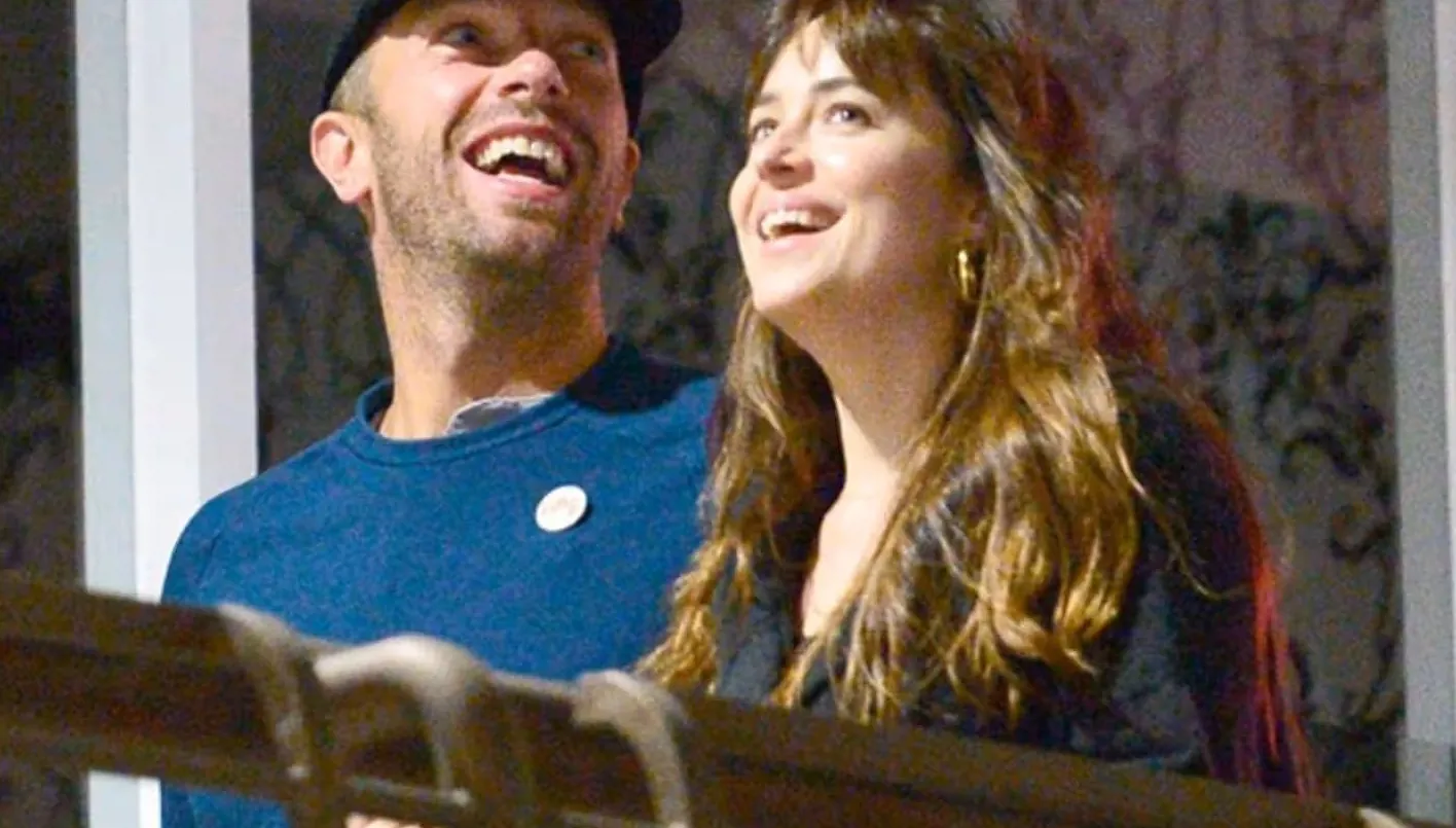 كريس مارتن وداكوتا جونسون في مومباي وسط شائعات عن انفصالهما (صور)