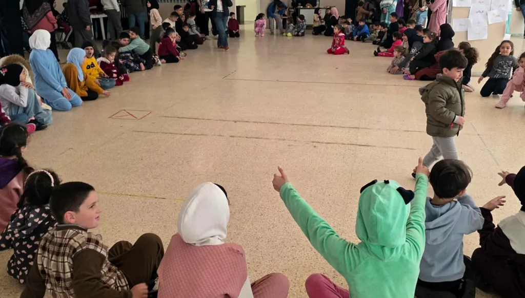 رغم أهوال الحرب... ألعاب وهدايا وترفيه للأطفال النازحين في صيدا