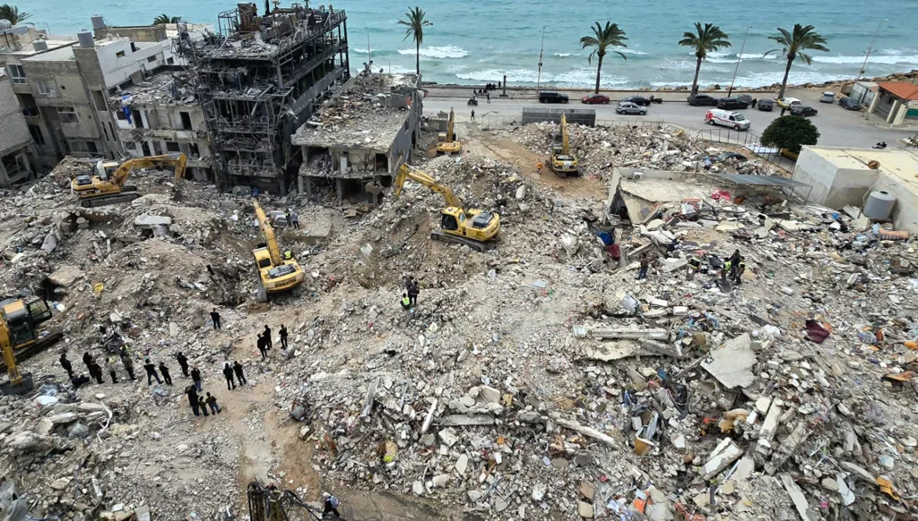 لحظات قبل وقف إطلاق النار في لبنان... ضحايا ومفقودون بغاراتٍ دمّرت حياً سكنياً في مدينة صور (فيديو)