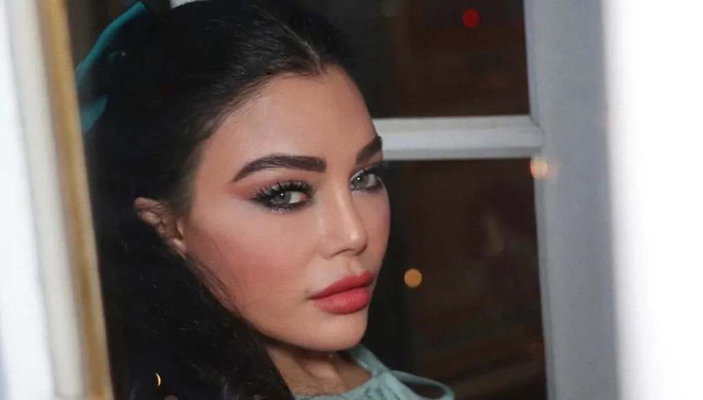 هيفاء وهبي تتألّق بأسلوب أنثوي فاخر من إيلي صعب في باريس