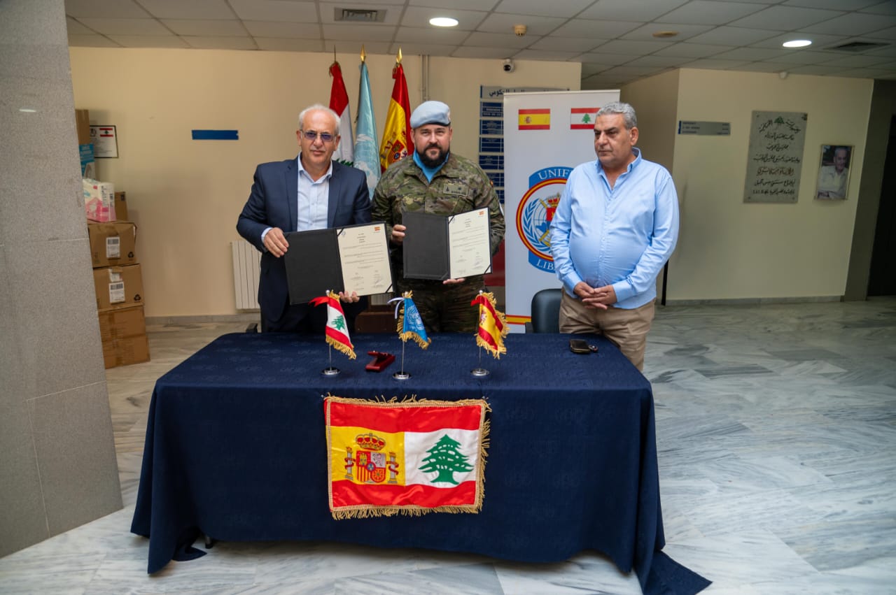 مع مدير مستشفى ميس الجبل ورئيس بلديتها.