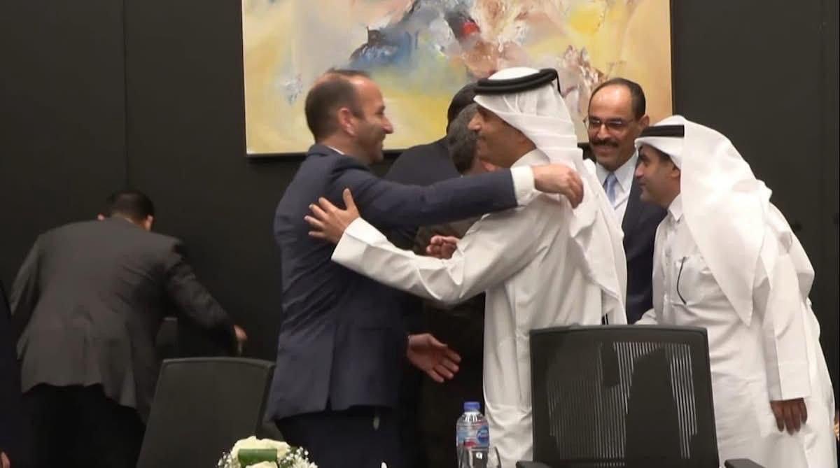 صورة تُظهر الوفود المشاركة في مفاوضات وقف إطلاق النار في غزة  (اكس)