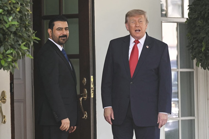 الرئيس الأميركي دونالد ترامب يستقبل رئيس الوزراء العراقي علي الزيدي في البيت الأبيض (أ ف ب)ي