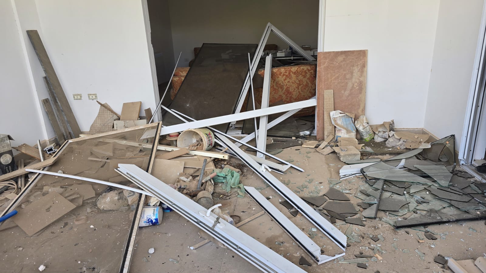 منزل طلال حيدر (لينا اسماعيل).