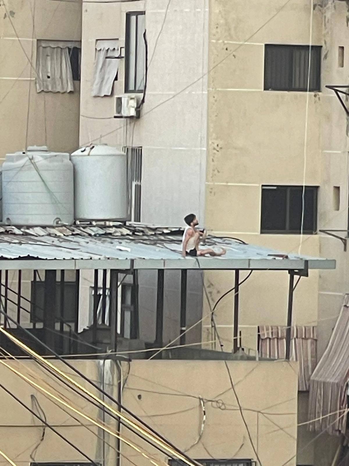 الشاب الملاحق في حارة حريك (مواقع التواصل) 