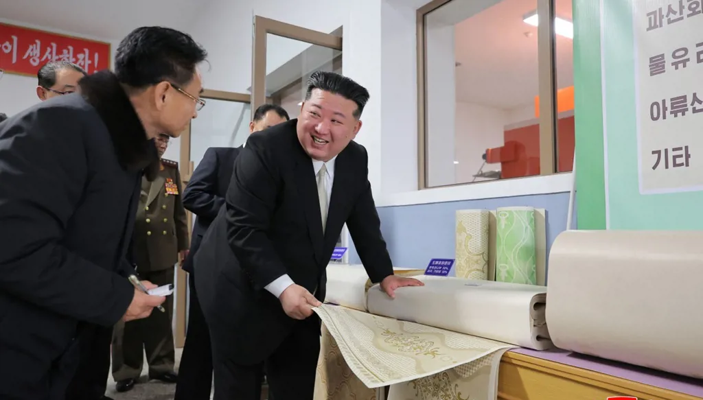 زعيم كوريا الشمالية يشيد بقاذفات صواريخ جديدة قادرة على "إبادة العدو"