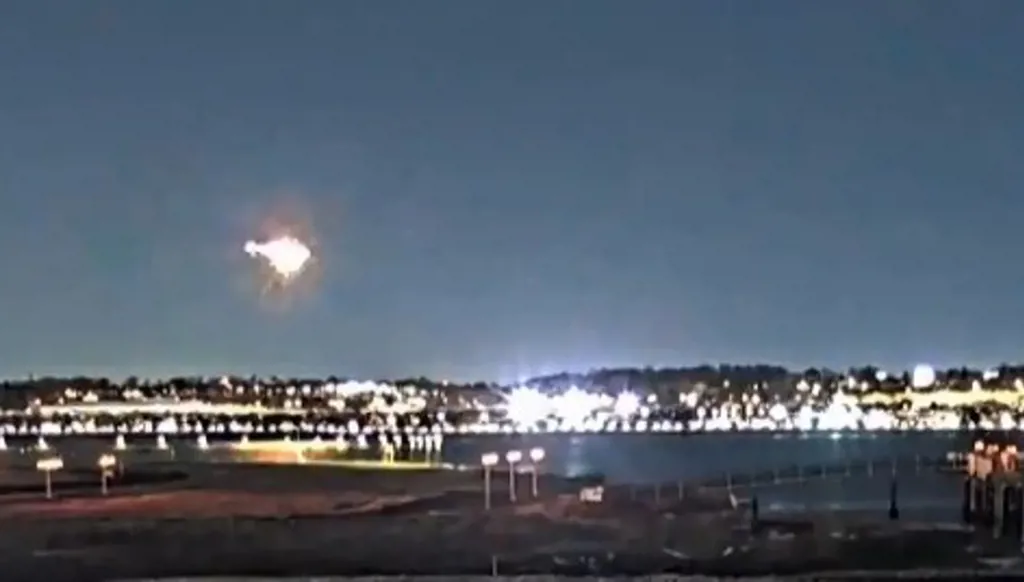 تُعرض لأول مرة... لقطات لتصادم طائرة بمروحية في واشنطن‎ (فيديو)