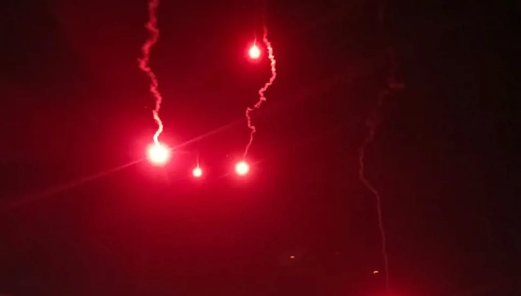 "قلق وبلبلة" في طرابلس شمالي لبنان... قنابل مضيئة في الأجواء؟ (فيديو وصور)