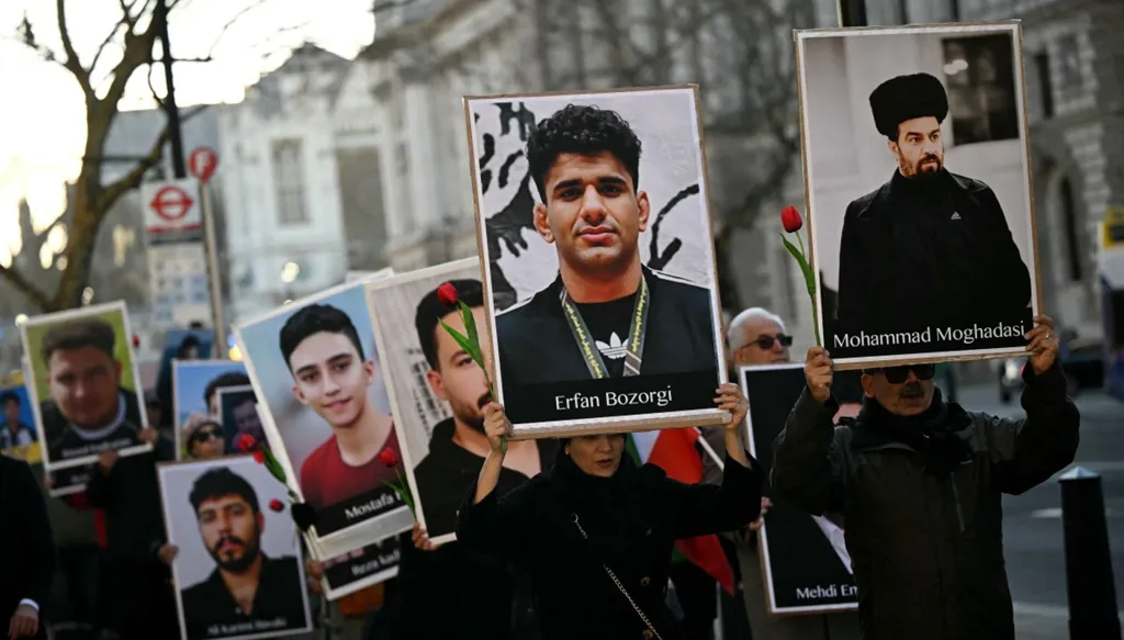 مظاهرة في بريطانيا داعمة للمحتجين الإيرانيين (أ ف ب).