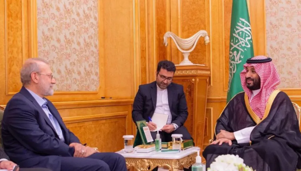 بن سلمان يبحث مع لاريجاني مستجدات الأوضاع الإقليمية