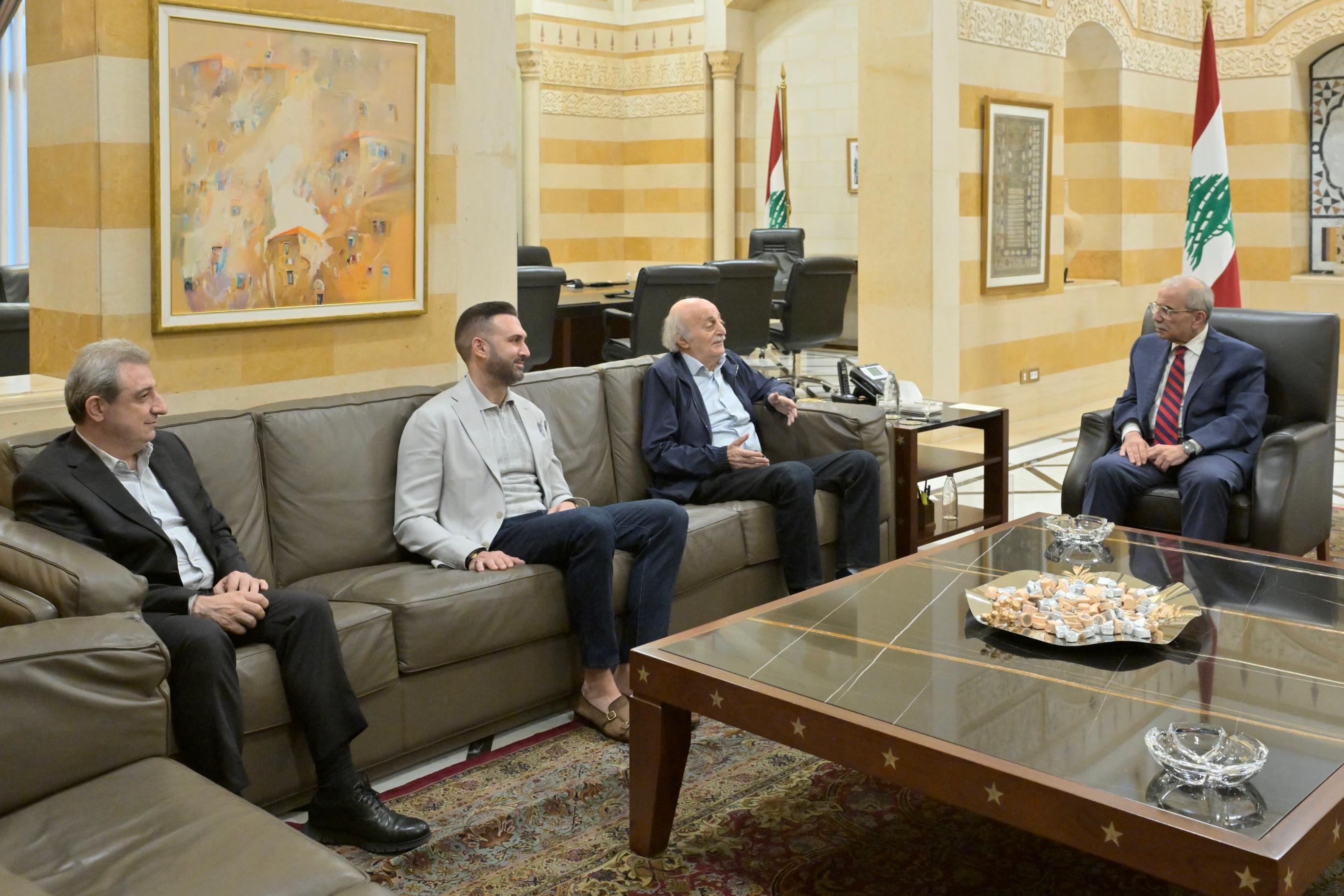 نواف سلام استقبل وليد جنبلاط على رأس وفد (مجلس الوزراء).