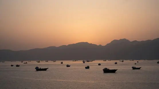 سفن في مضيق هرمز (أرشيفية).