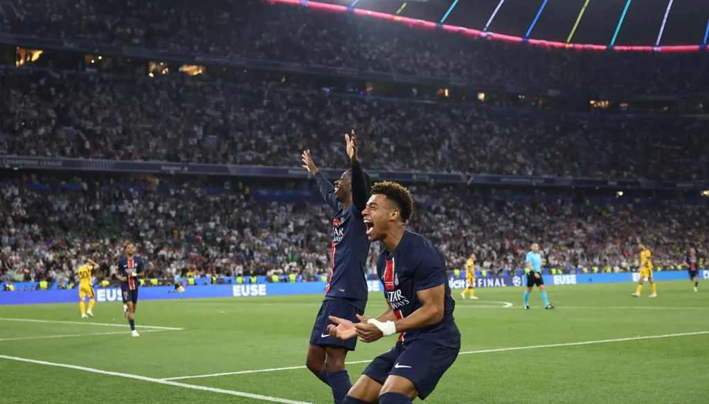 ديمبيلي يمازح مدرب فرنسا بعد التتويج بدوري أبطال أوروبا