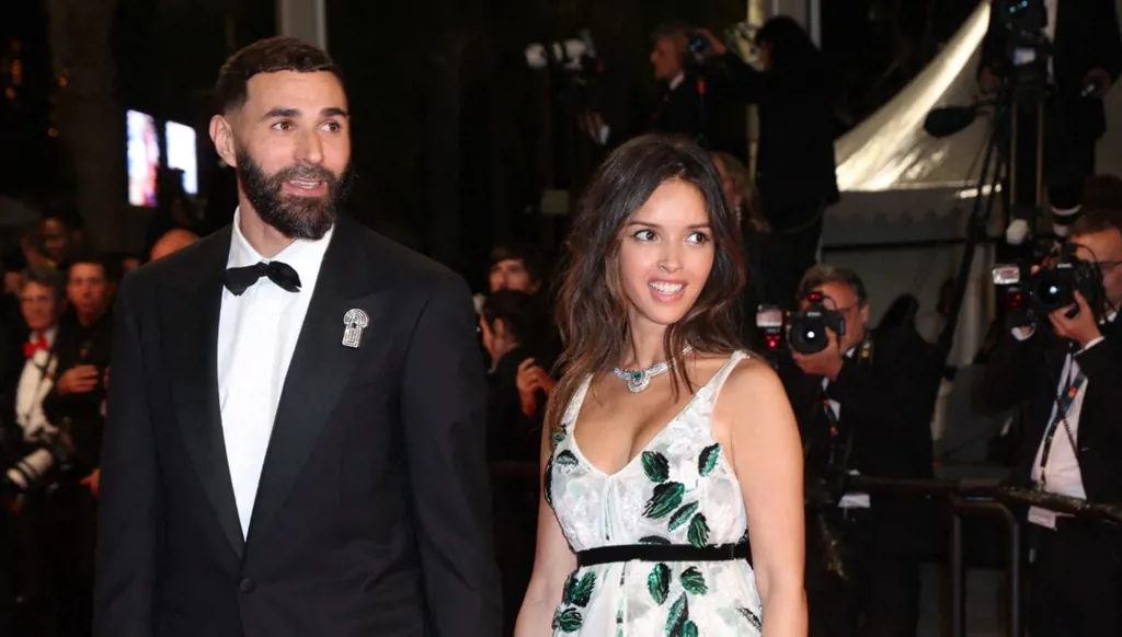 "كومبارس في عالمنا"… بنزيمة يوجّه صفعة قوية لناشط فرنسي يهاجم زوجته