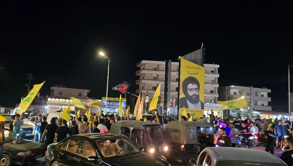 تجمعات لأنصار حزب الله وحركة أمل في المناطق احتجاحاً على قرار الحكومة حول حصر السلاح (فيديو)