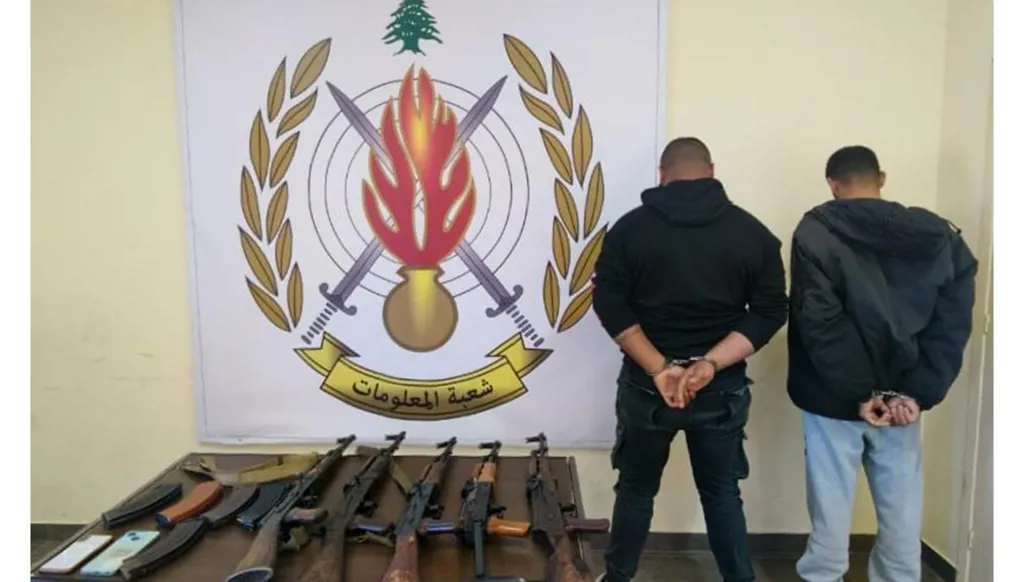 مكمن أسفر عن توقيف متورطَين بعمليات تهريب وتجارة أسلحة حربية من سوريا