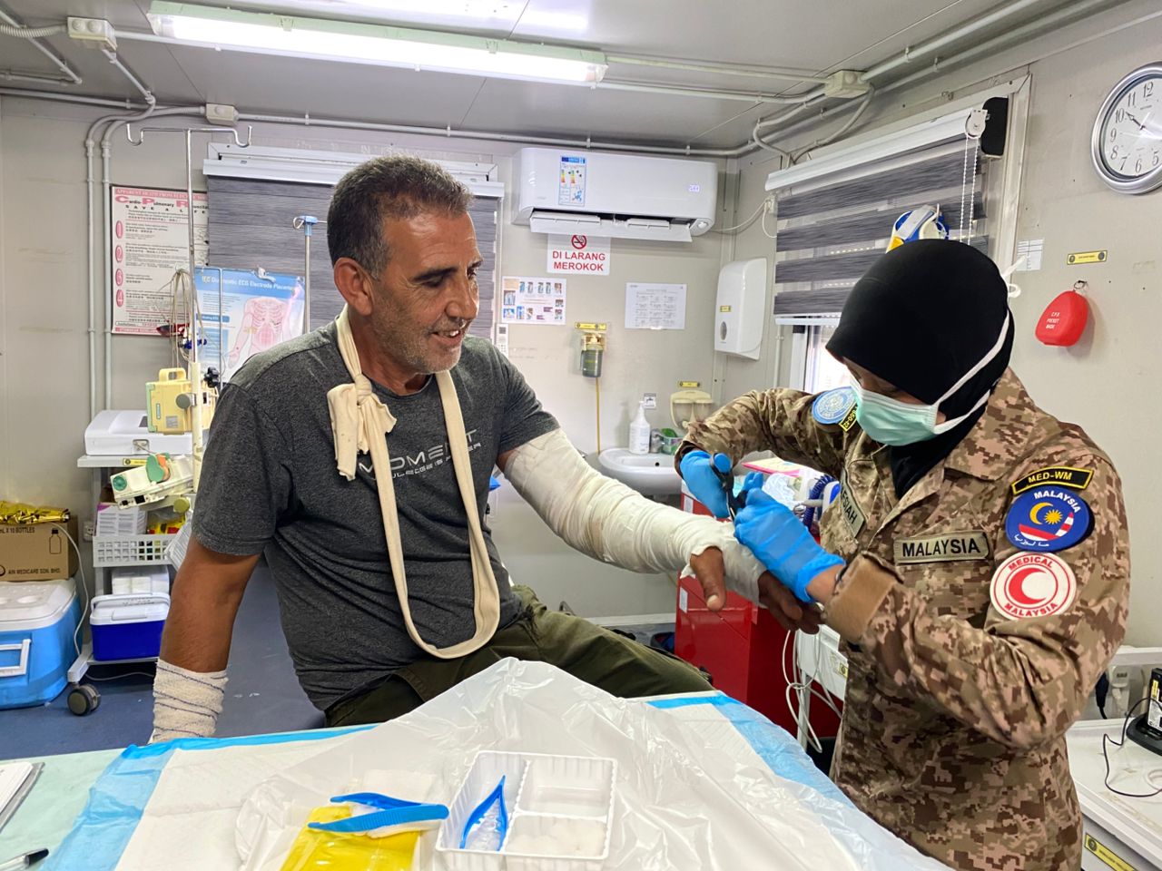 معالجة كسر في اليد.